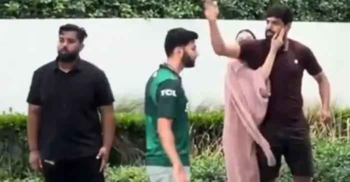 VIDEO: हारिस रऊफ का गुंडा अवतार देखा क्या? पाकिस्तानी फैन को मारने के लिए दौड़ पड़ा तेज गेंदबाज