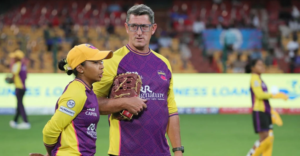 यूपी वॉरियर्स ने WPL में तीन साल साथ रहने के बाद कोच जॉन लुईस को दी विदाई; देखें वीडियो